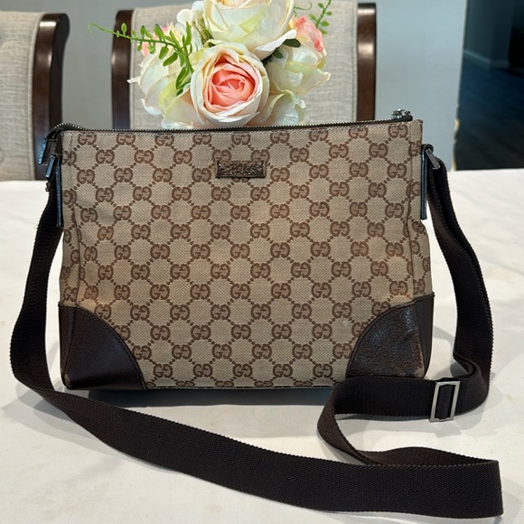 Gucci Handbags - Authentic Gucci crossbody bag